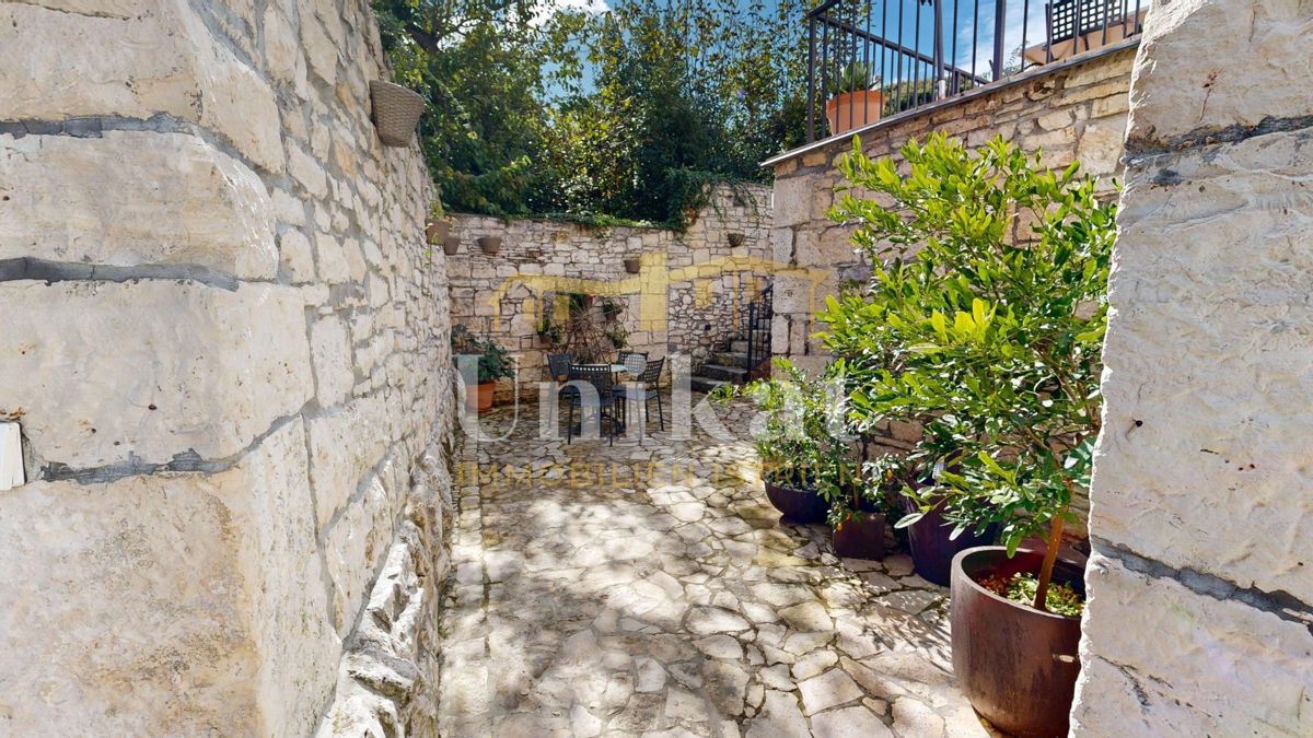 Splendida tenuta con due case in pietra e piscina